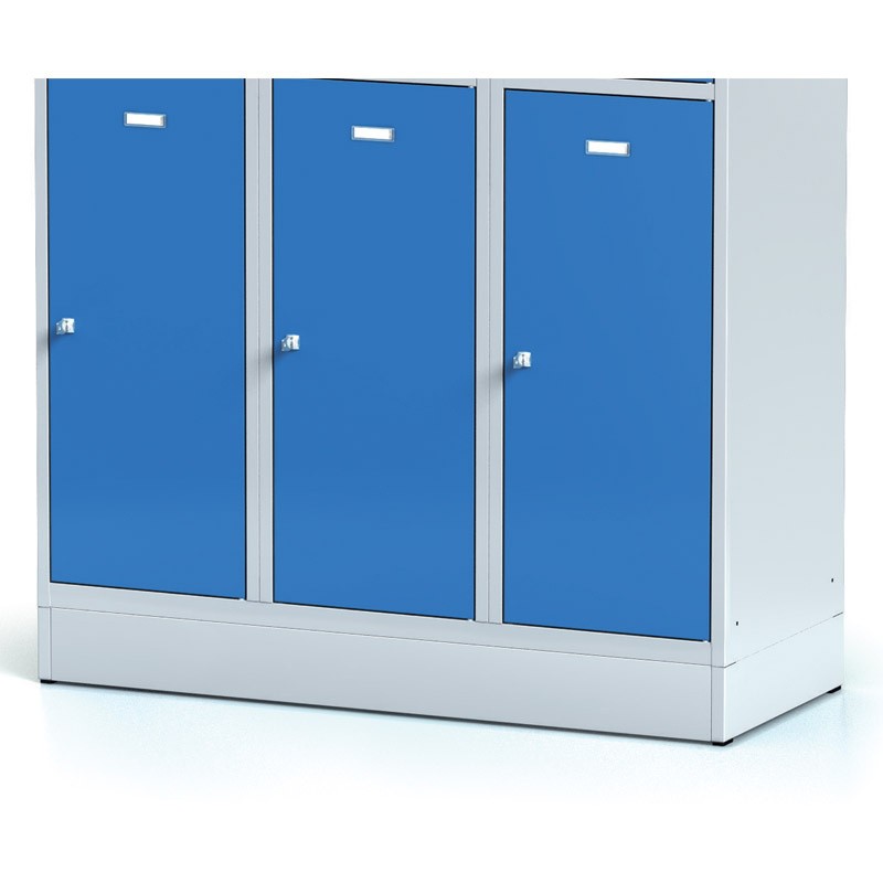 Šatní skříňka na soklu s úložnými boxy, 6 boxů, modré dveře, cylindrický zámek