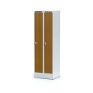 Šatníková skrinka na sokli, 2-dverová, laminované dvere čerešňa, cylindrický zámok