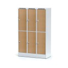 Šatníková skrinka na sokli s úložnými boxami, 6 boxov 400 mm, laminované dvere buk, cylindrický zámok