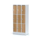 Šatníková skrinka na sokli s úložnými boxami, 9 boxov 300 mm, laminované dvere buk, cylindrický zámok