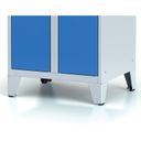 Zúžená kovová šatníková skrinka S6 na nohách, 2-dverová, 1920 x 500 x 500 mm, cylindrický zámok, červené dvere